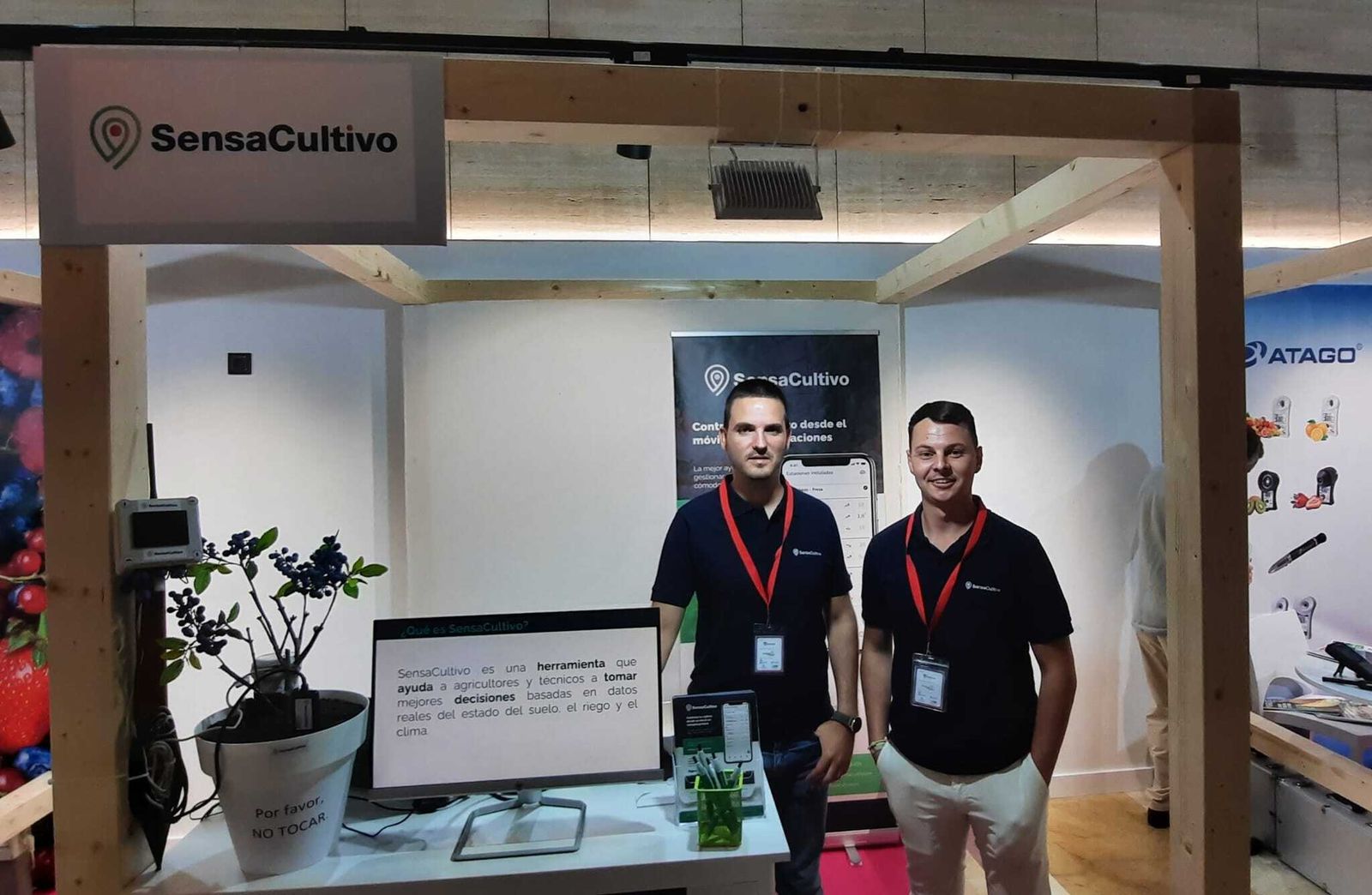 Más de medio centenar de empresas participan en el Congreso de Frutos Rojos