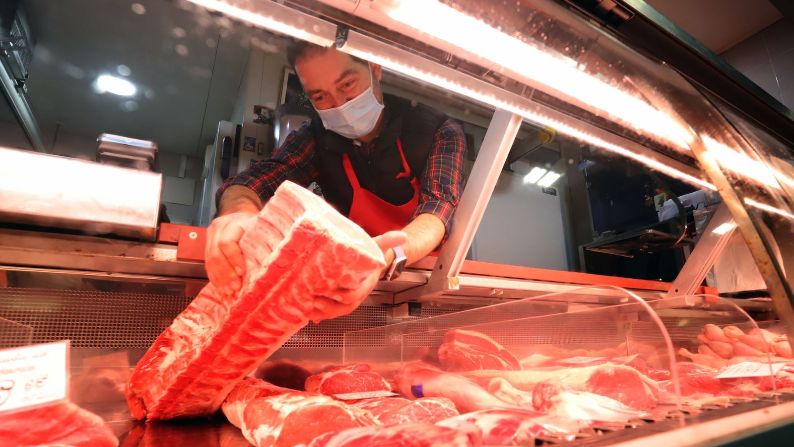 Pedro en su puesto de carne en el mercado del Carmen.