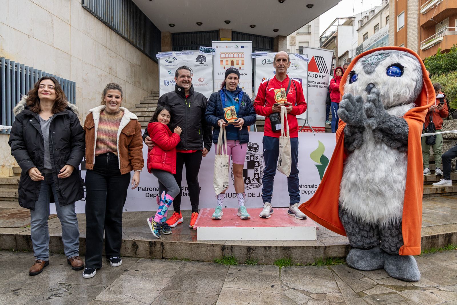 En imágenes: la lluvia no frena a más de un millar de corredores en la V Carrera Popular del IES San Juan Bosco (2)