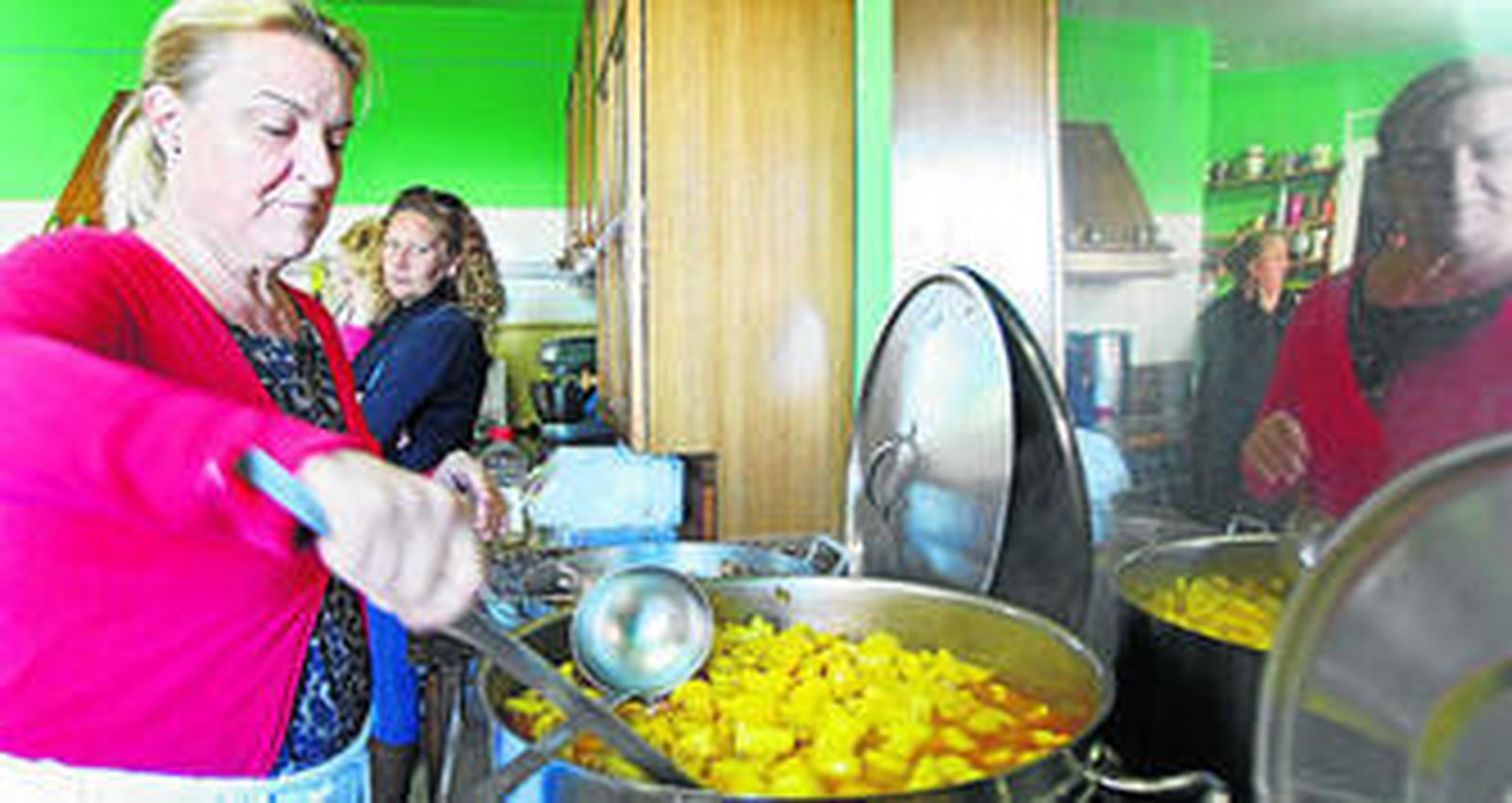 Pepa Fernández cocinando en la Asociación Amigas Al Sur.