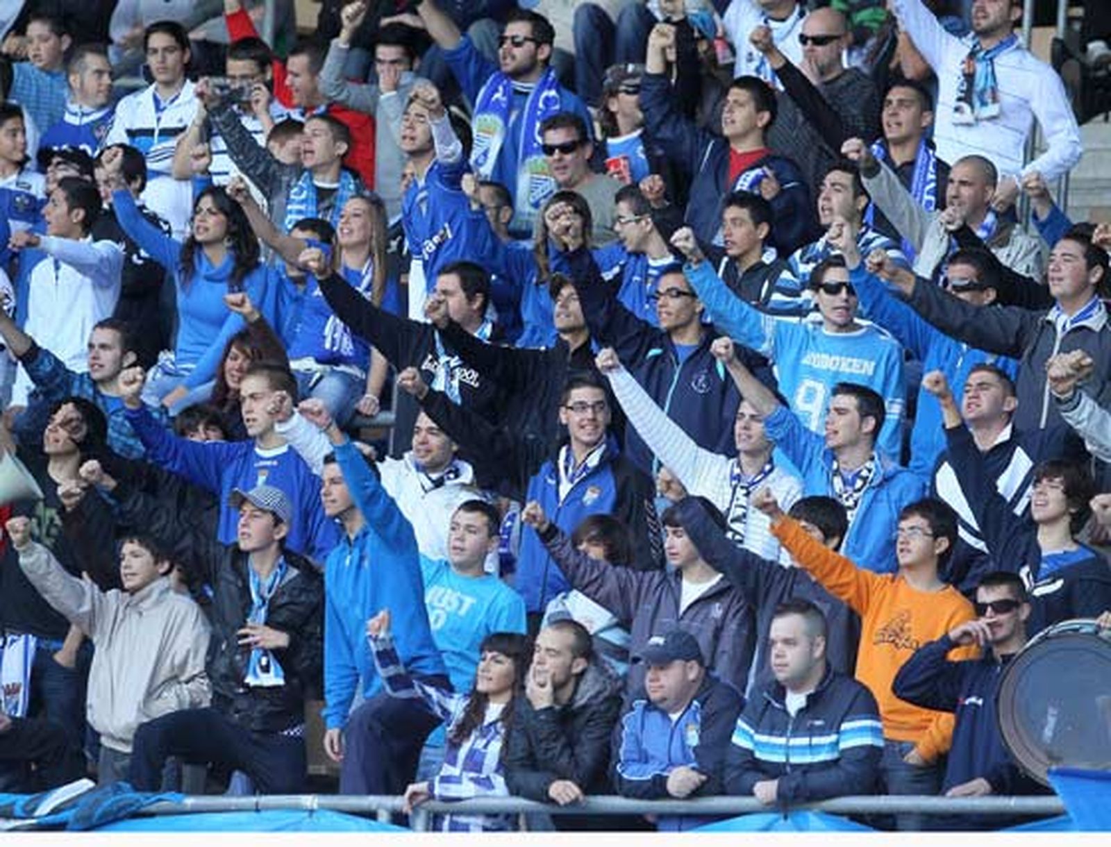 La afición xerecista llevó al equipo en volandas durante todo el encuentro animando a sus jugadores y tratándoles de apoyar en los momentos difíciles.

Foto: Miguel Angel Gonzalez