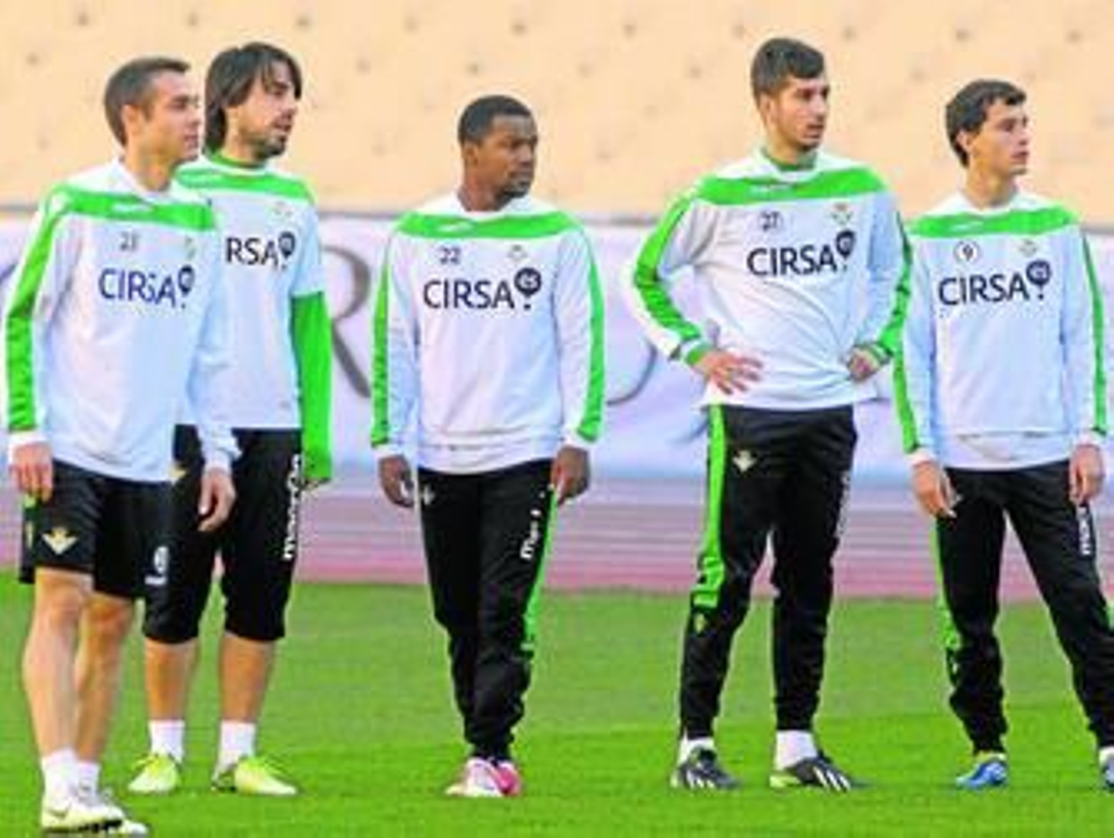 El colombiano Pabón rodeado por Nacho, Beñat, Vadillo y Manu Palancar.