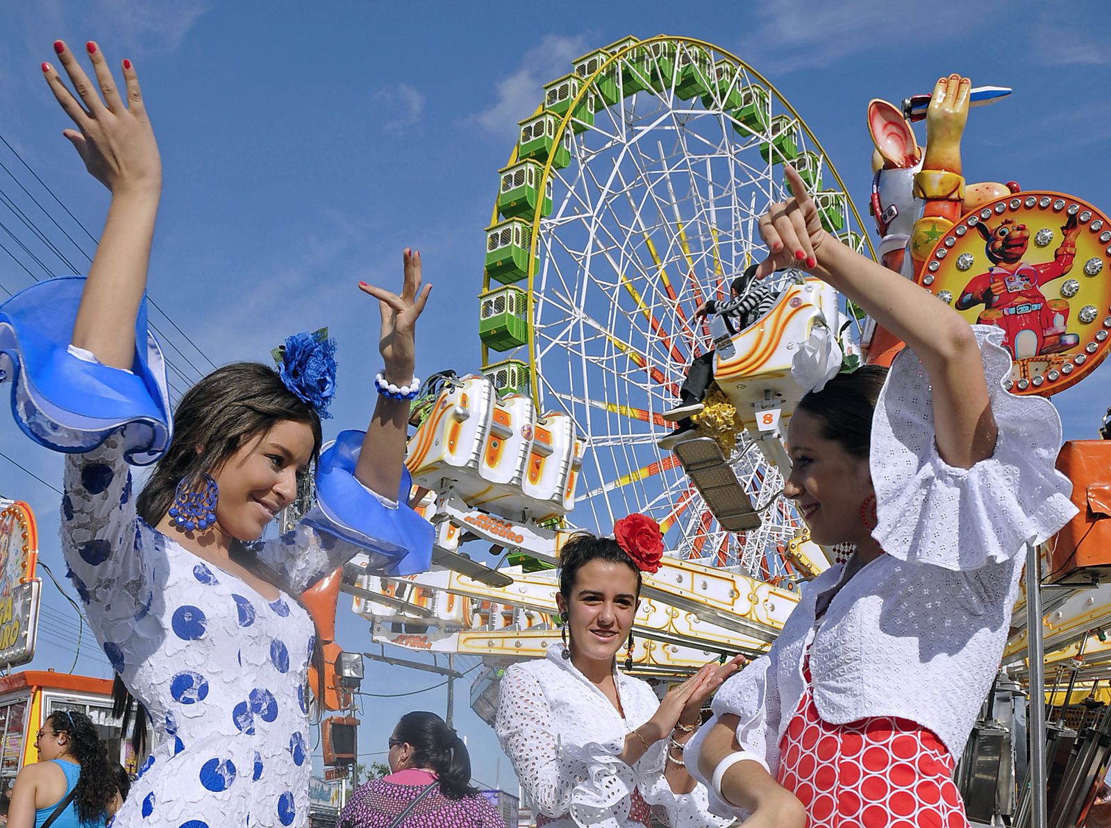 Bailes. Ir a la Feria y bailar sevillanas es algo casi inevitable, hasta los más vergonzosos se atreven a dar unos mínimos pasos y, si no, acompañar a las palmas a los que cantan.