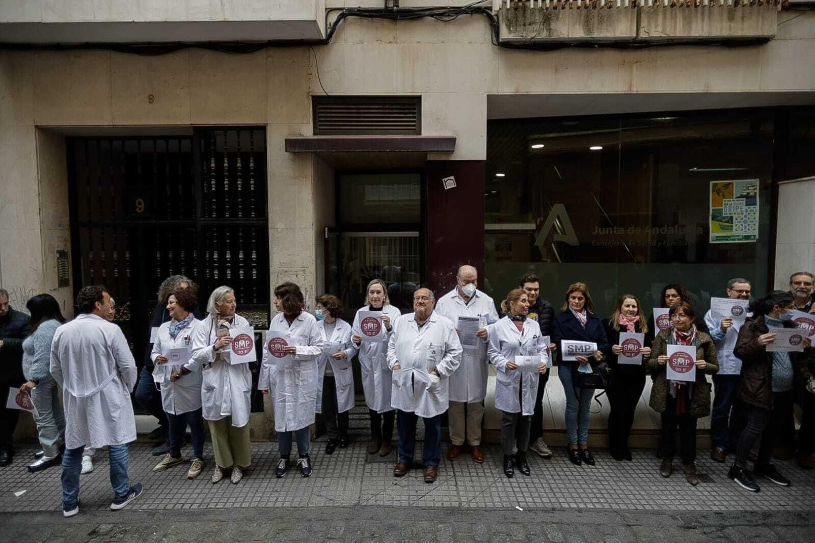 Concentración en el centro de salud de la calle Cervantes en Cádiz.