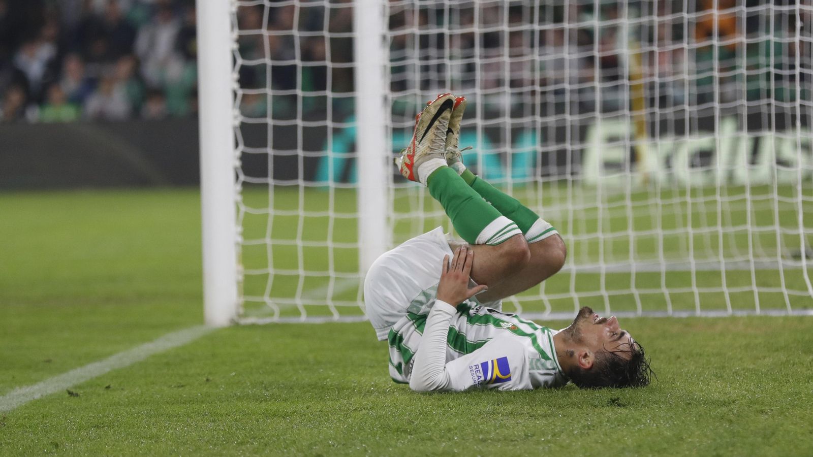 Rodri, en el suelo tras no poder rematar.