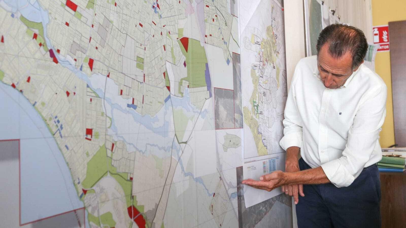 Román muestra en el mapa el lugar donde está prevista una de las iniciativas que podrían desarrollarse este curso.