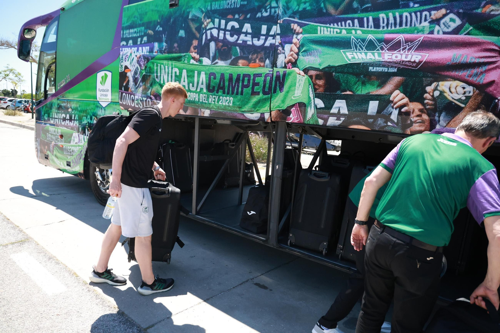 La salida del Unicaja a la Final Four de Atenas, en fotos