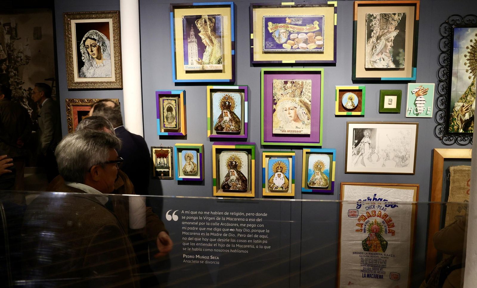 Exposición Ofrenda. Rosa. Corona. Beso