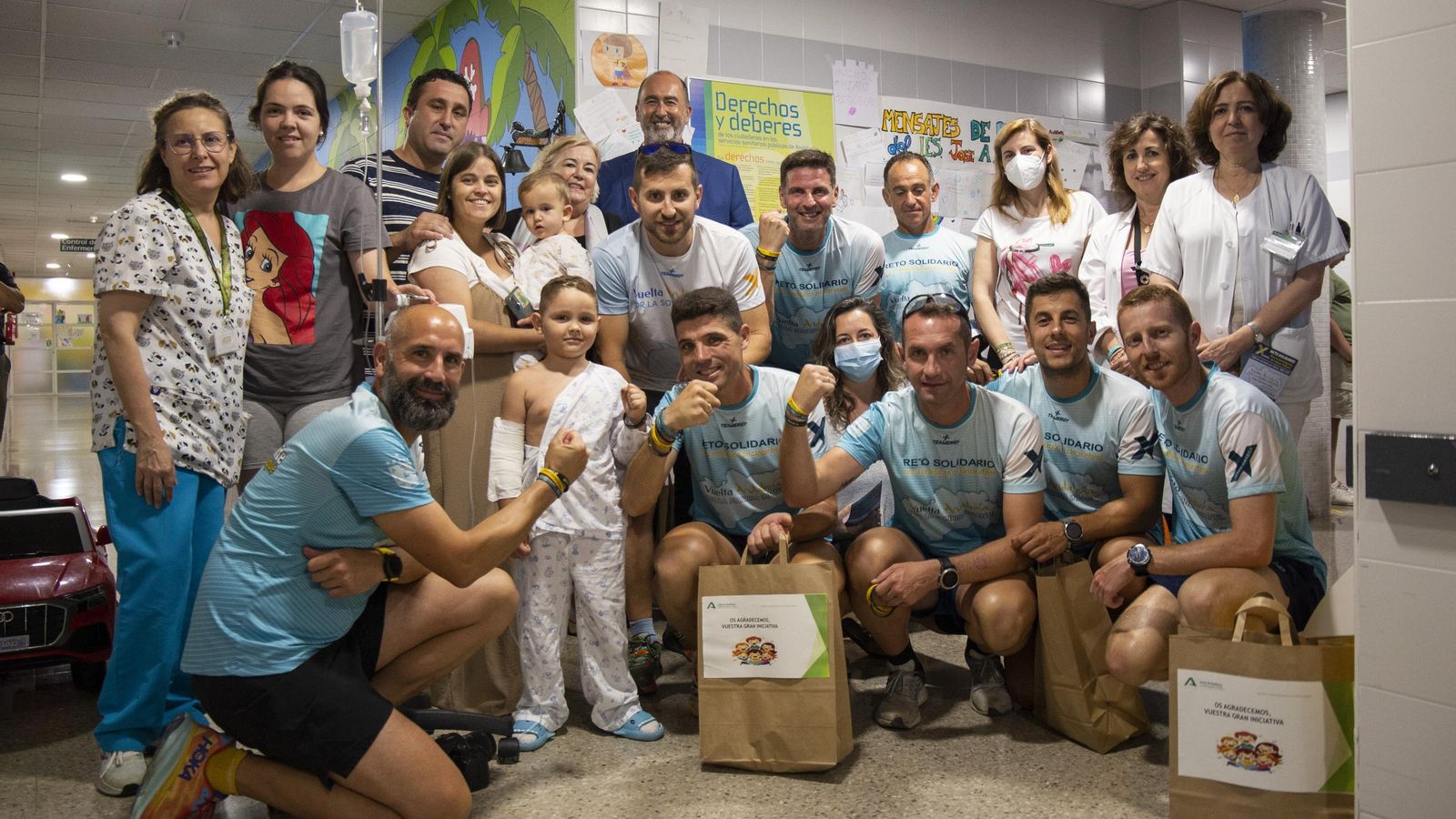 Manuela Caro y Manuel García de la Vega junto a los atletas y pacientes del hospital Juan Ramón Jiménez.