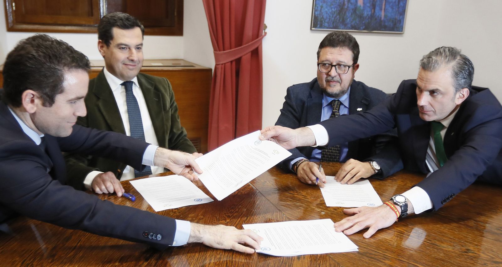 Firma del acuerdo de investidura entre el PP y Vox, el 9 de enero de 2019. García Egea, Juanma Moreno, Francisco Serrano y Ortega Smith.
