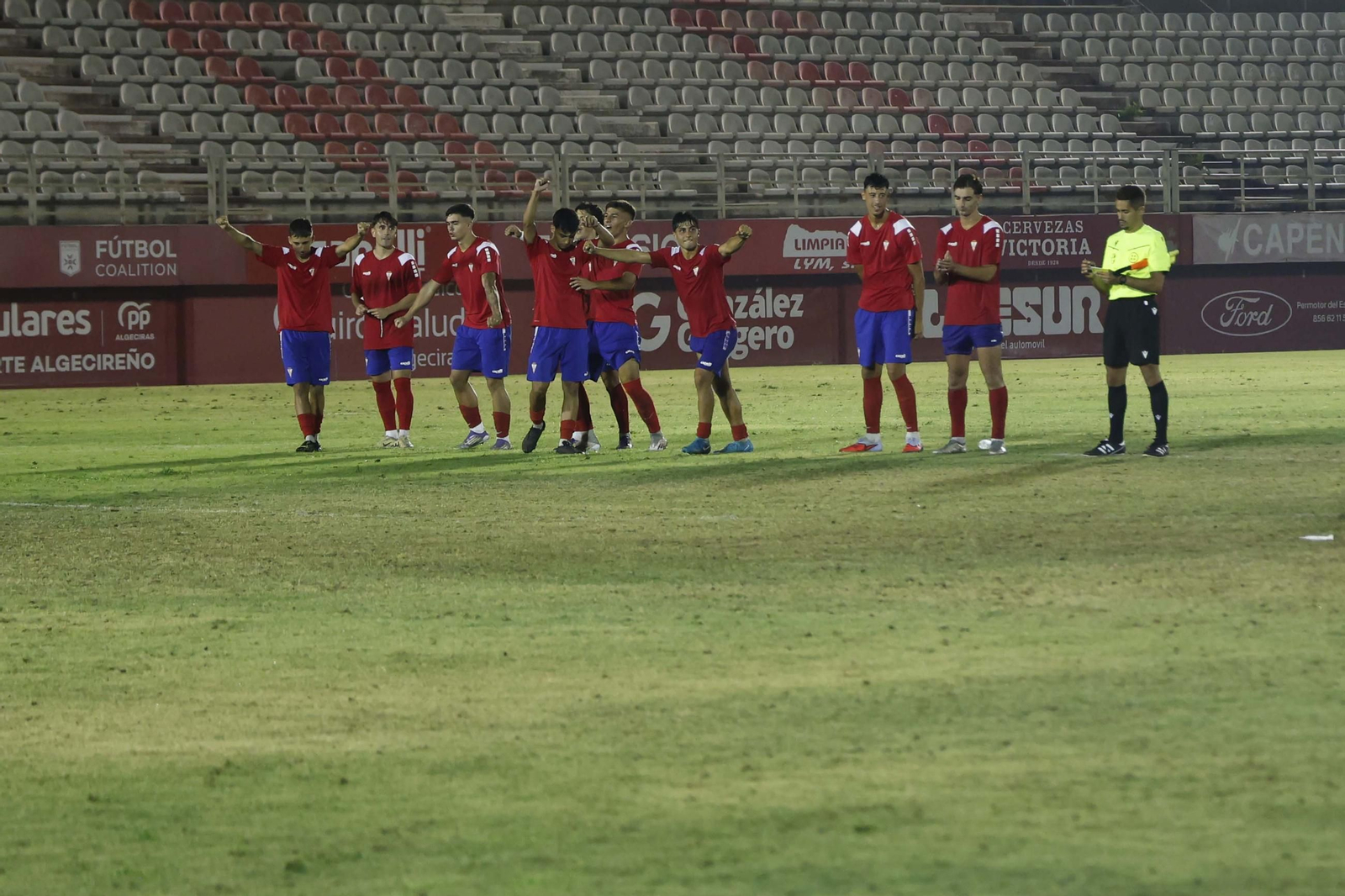 Los algeciristas, tras el Trofeo de la Palma.