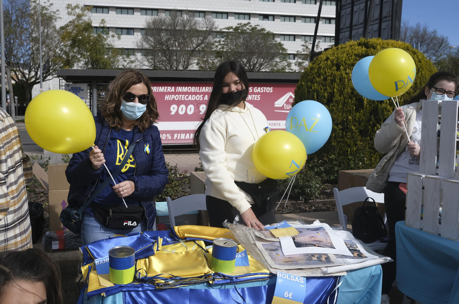 Así ha sido el acto solidario con más de 10.000 globos para formar la bandera de Ucrania en Córdoba