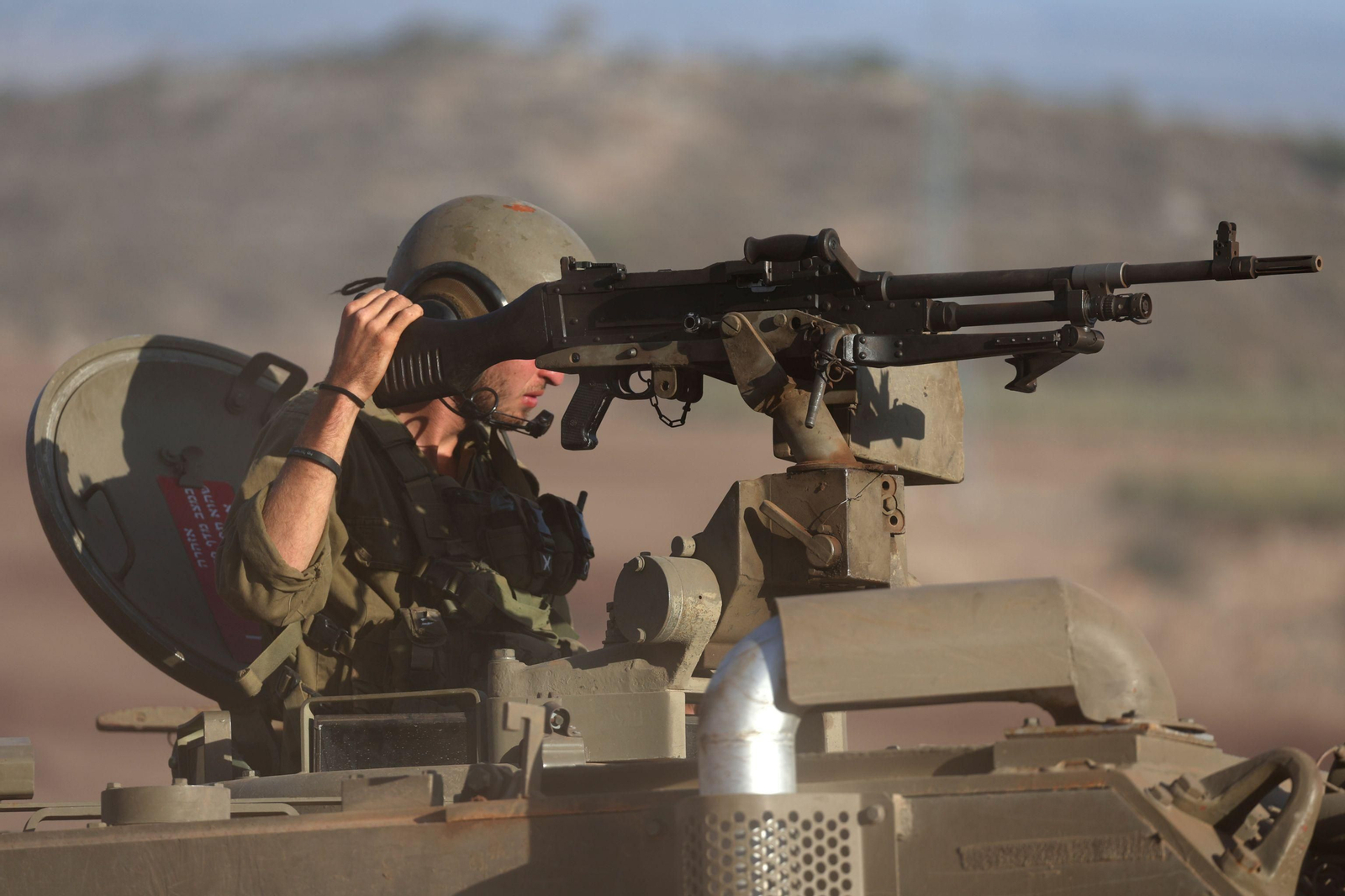 Un soldado israelí sobre un tanque durante unas maniobras cerca de la forntera con el Líbano.