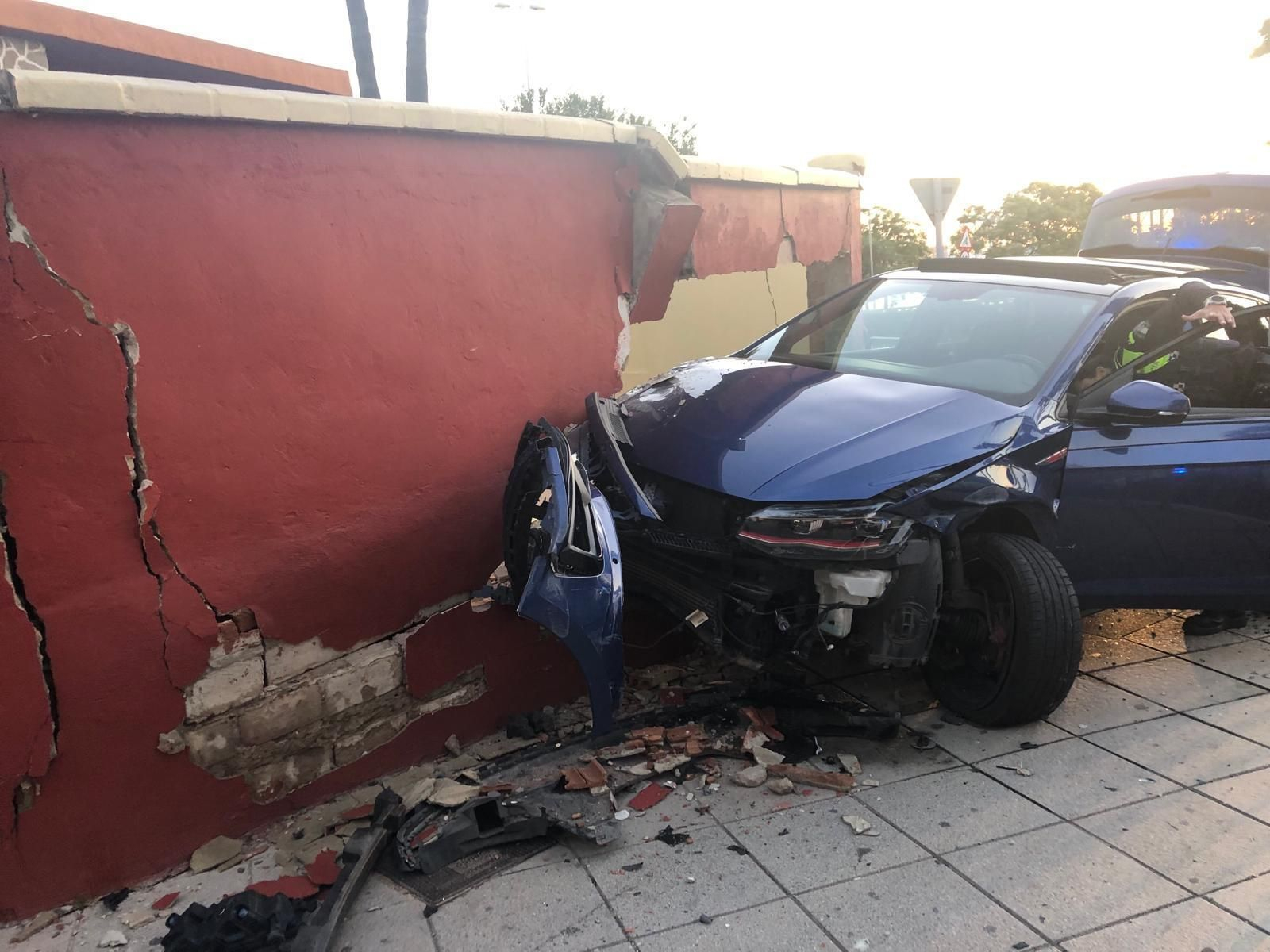 Así queda el coche accidentado en Algeciras tras chocar contra una casa del paseo marítimo