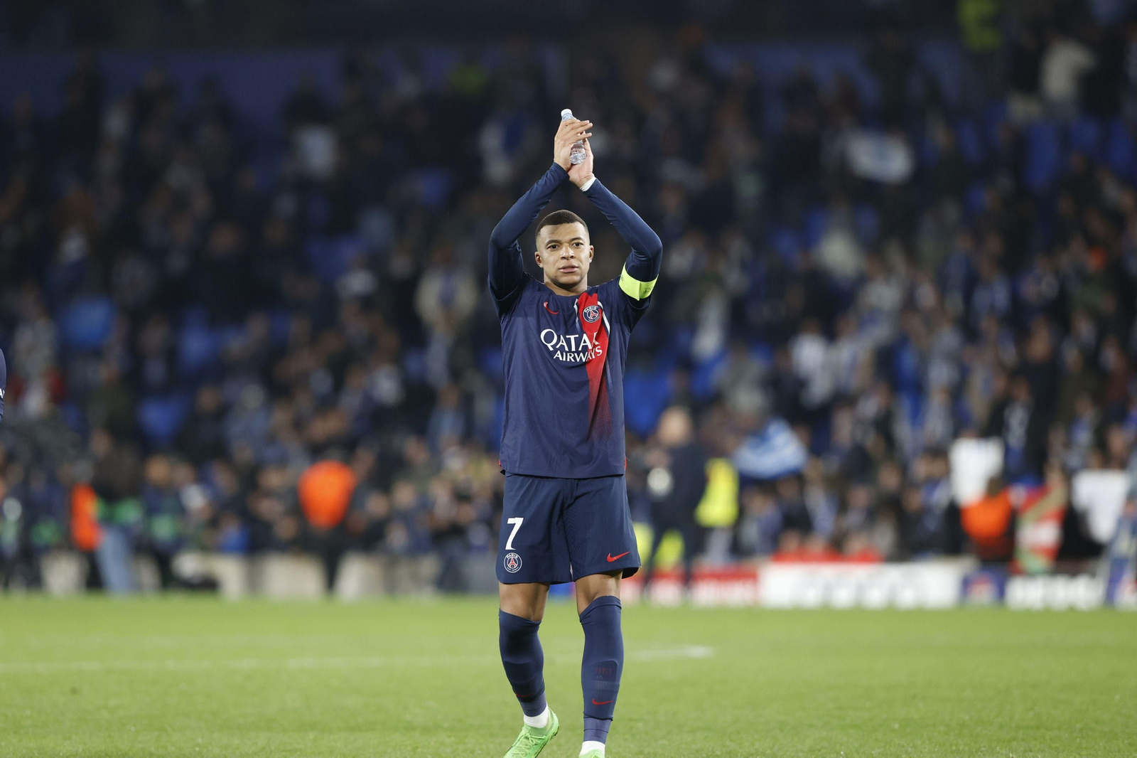 Mbappé se dirige a la afición del PSG en un partido de esta temporada.