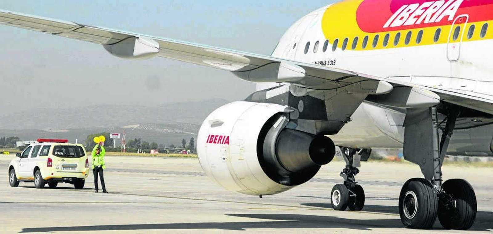 Momento del aterrizaje de un avión en el Aeropuerto de Granada