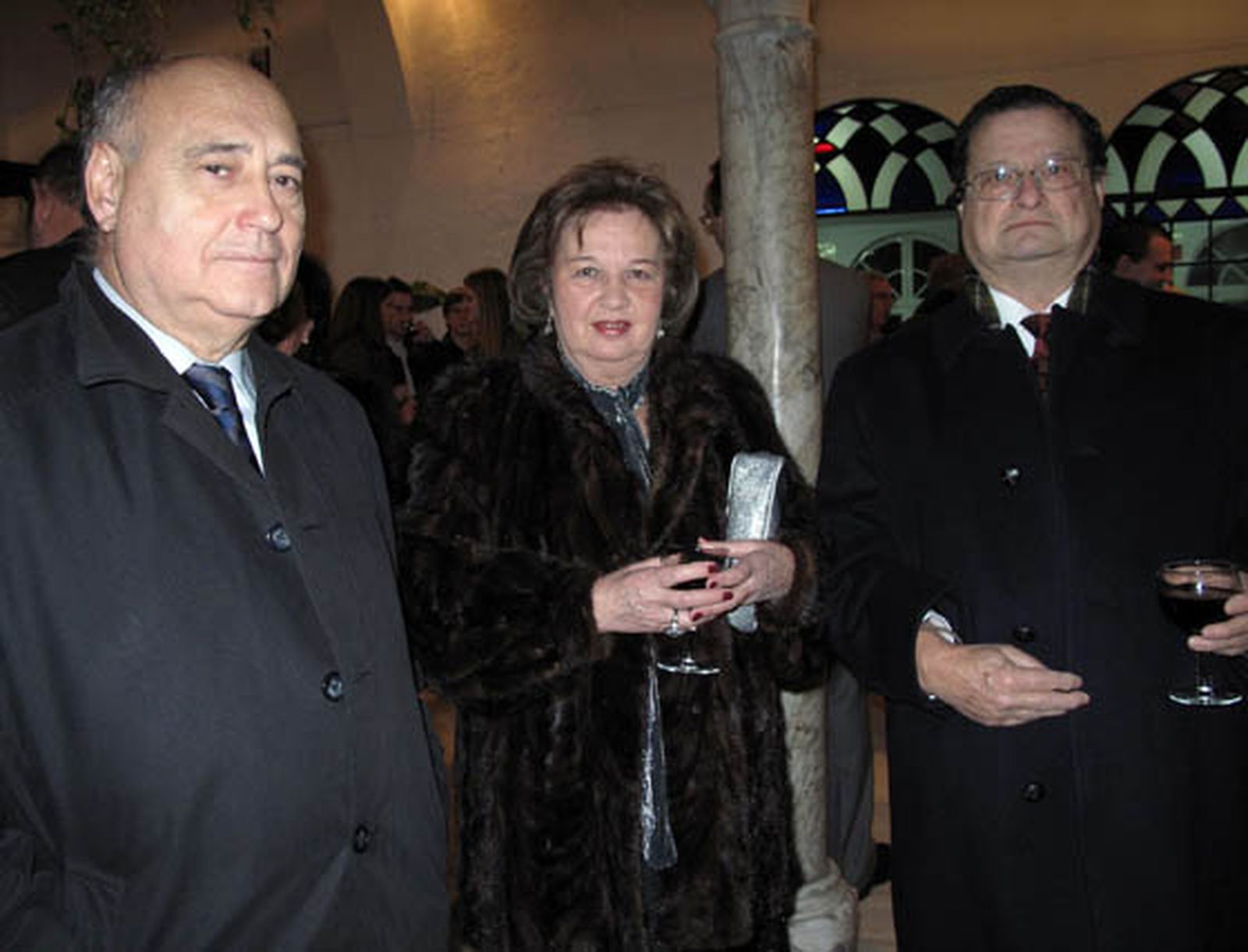 José Luis Gálvez (ex alumno), María del Carmen Rodríguez y Francisco de Paula Repetto, ex presidente de la Asociación de Antiguos Alumnos.



Foto: Victoria Ramírez