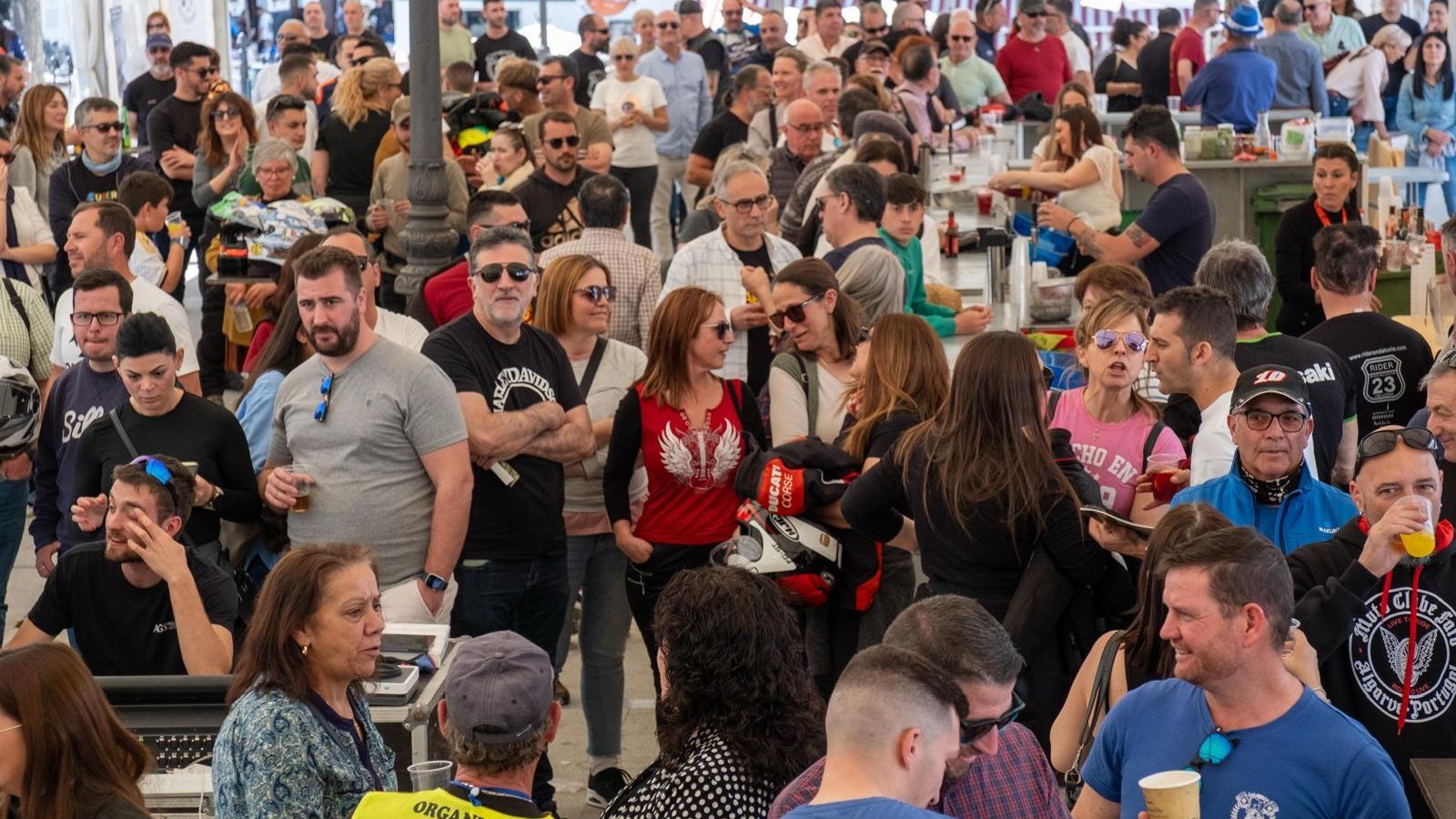 Mutitud de personas en la presentación de la Guía de Carreteras Secundarias.
