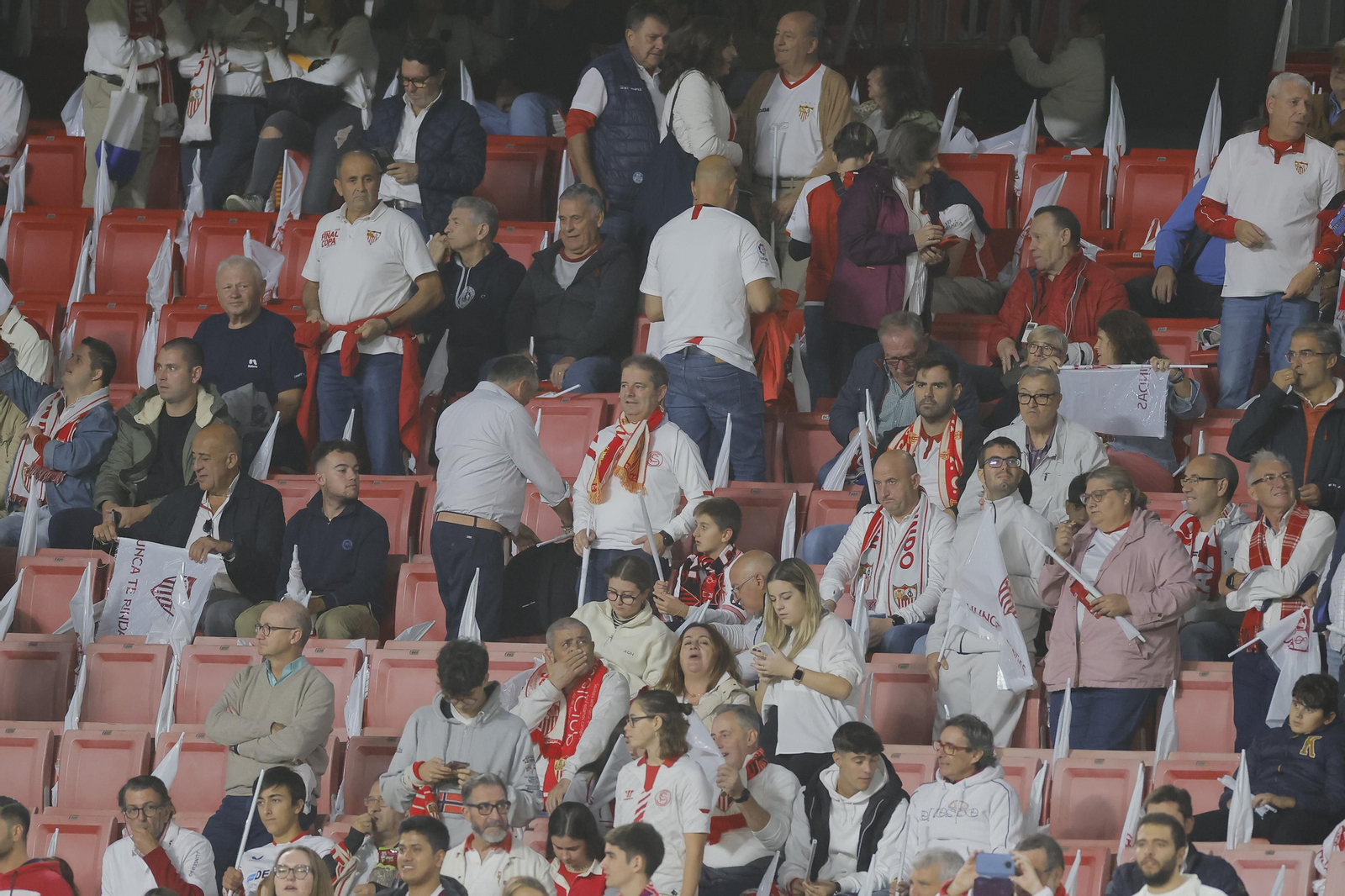 Búscate en las fotos del Sevilla-Arsenal