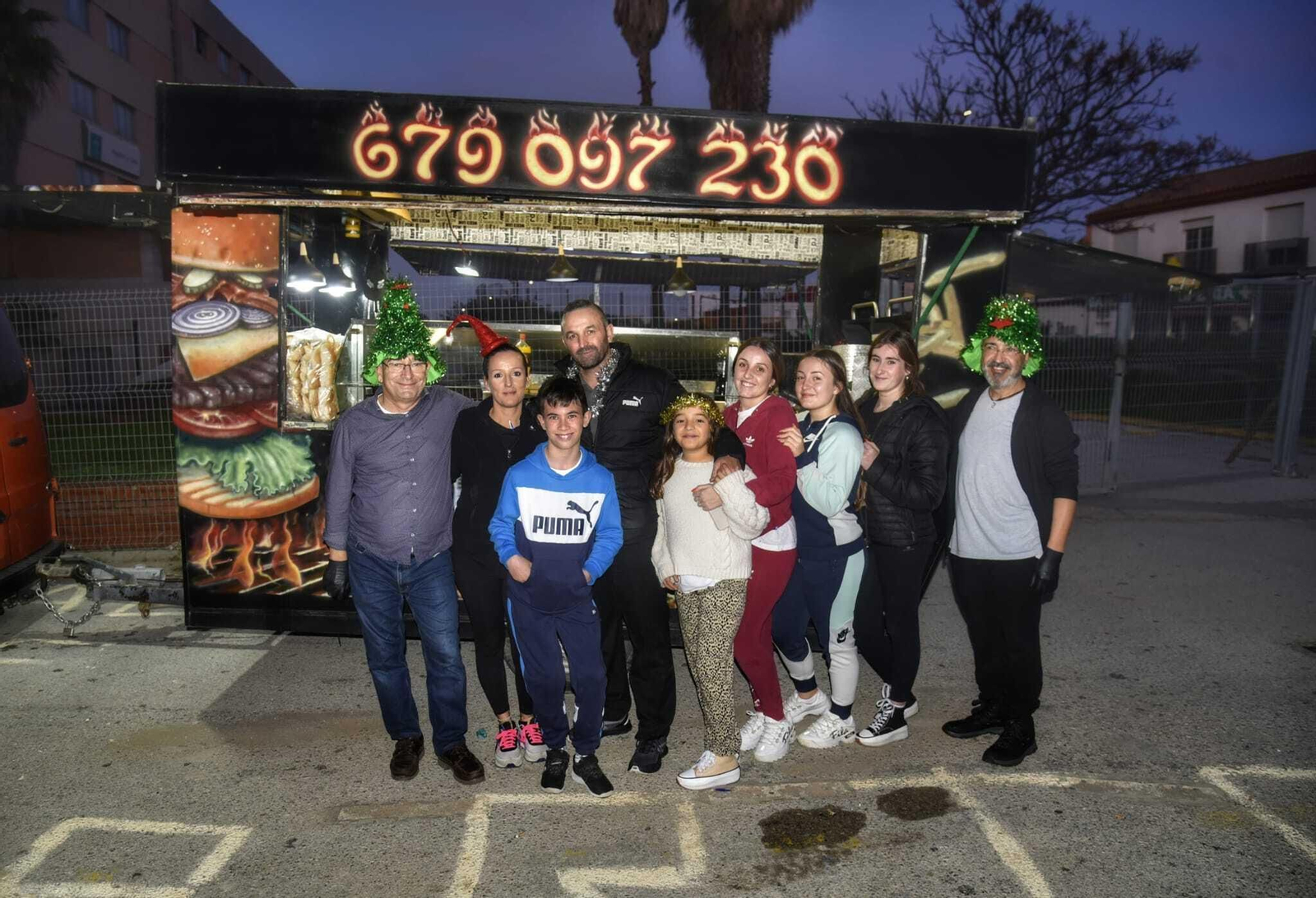 El Carnicero Solidario y su familia, tras el reparto de las cenas de Nochevieja.