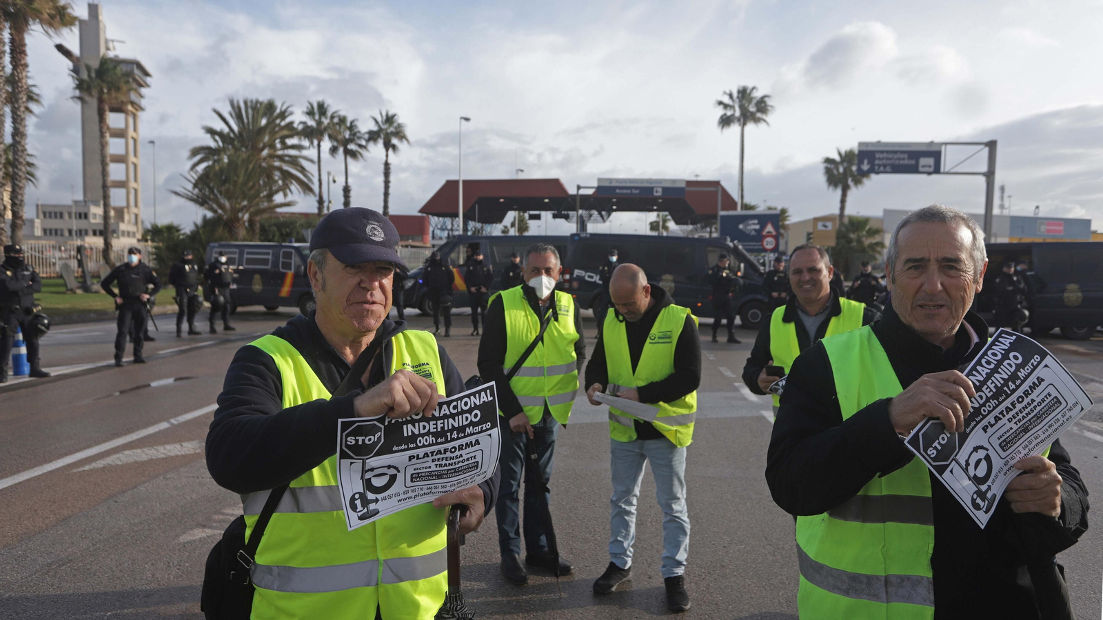 Fotos de la concentración de los camioneros en el acceso sur del puerto de Algeciras