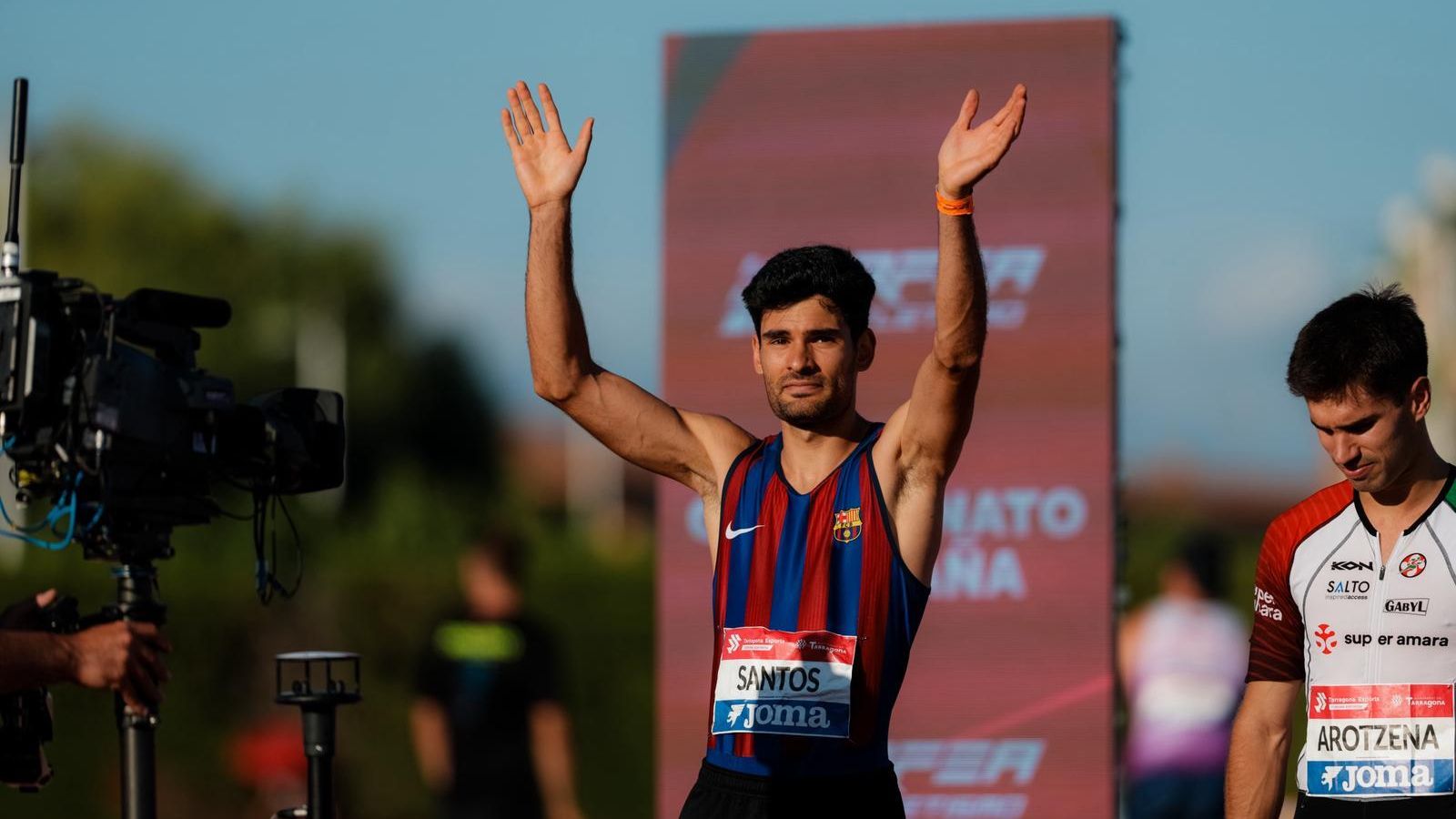 Héctor Santos, emocionado, agradece el apoyo del público.