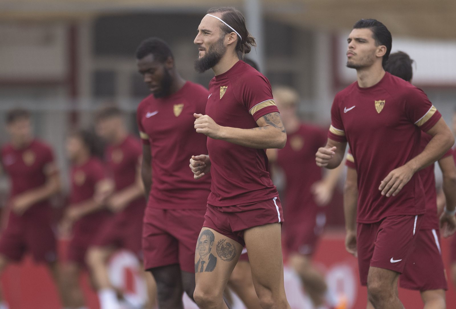 Gudelj y Rekik, dos de los que no tienen claro su futuro en el Sevilla.