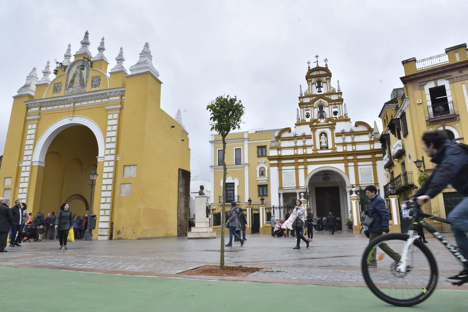 La nueva zona peatonal en el entorno de la basílica de la Macarena.