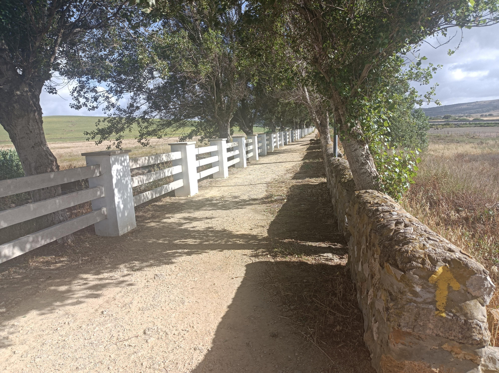 Un bonito sendero a la salida de Los Badalejos. Un canal nos acompaña por la izquierda.