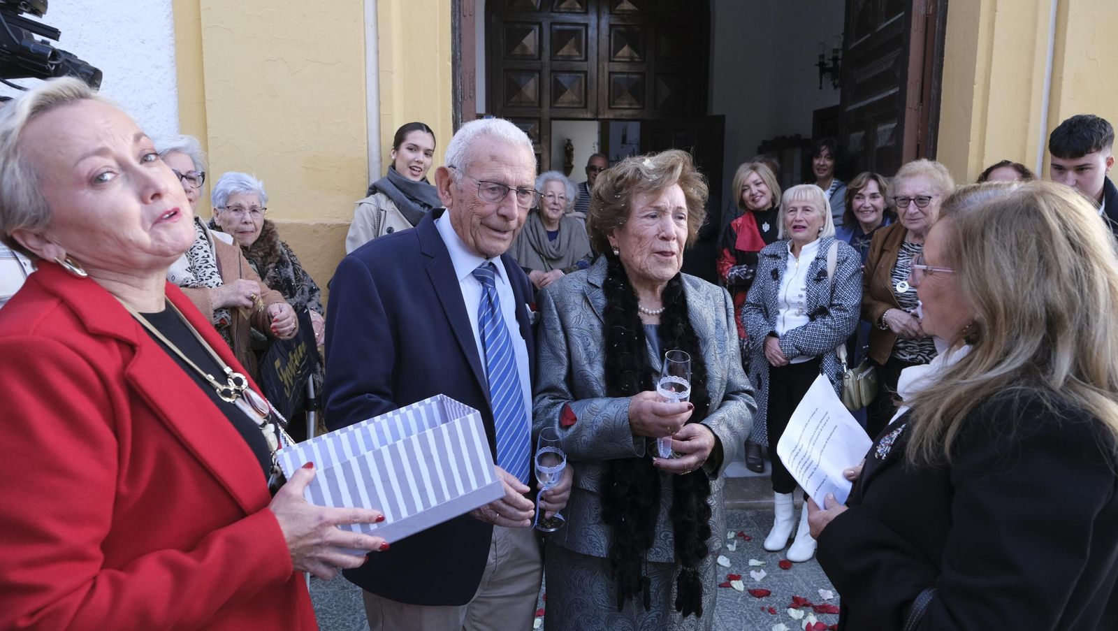 Brindis por 75 años de amor de Carmen y Roque, en imágenes