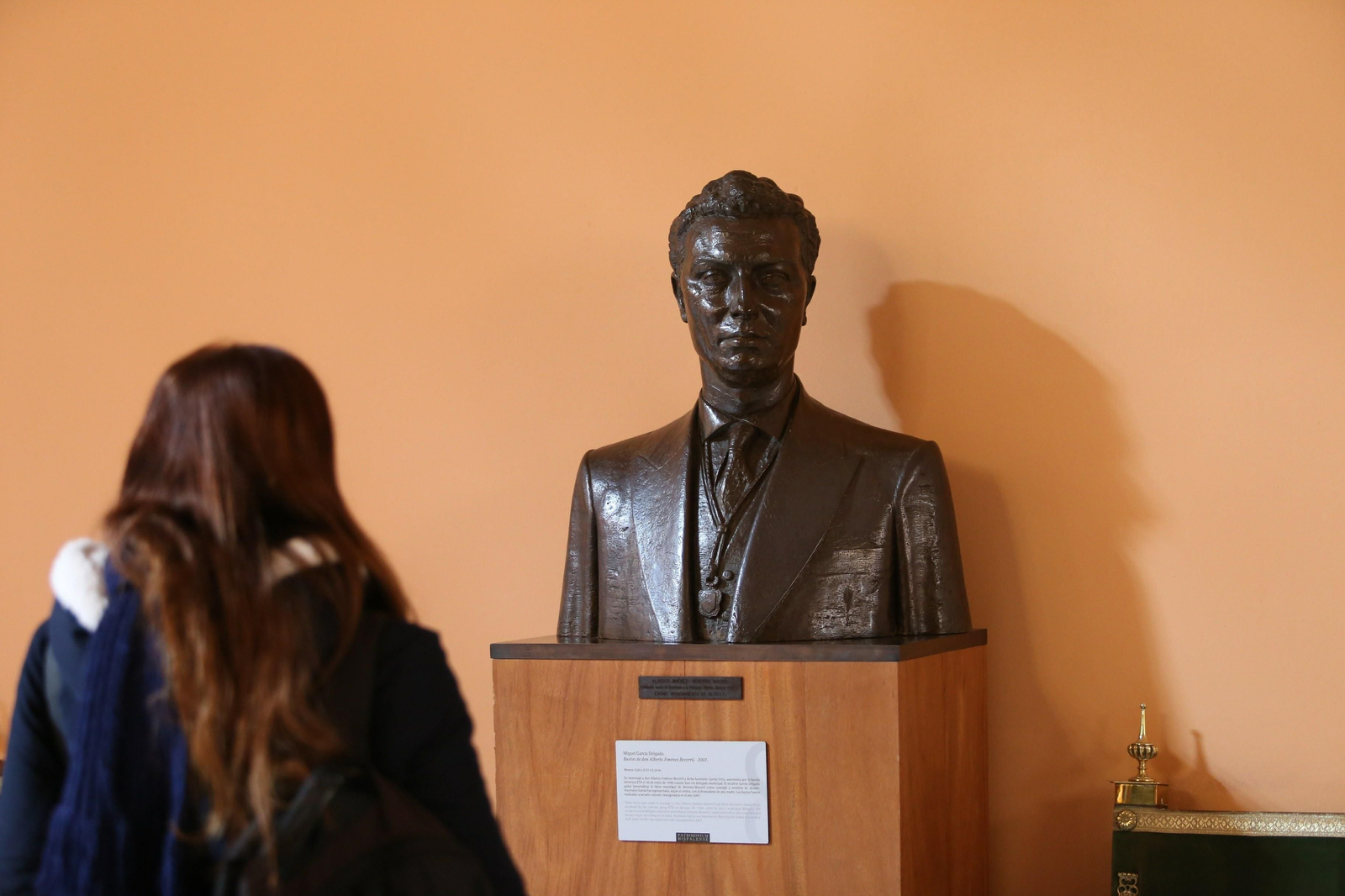 El busto de Alberto Jiménez Becerril que figura en el Ayuntamiento de Sevilla