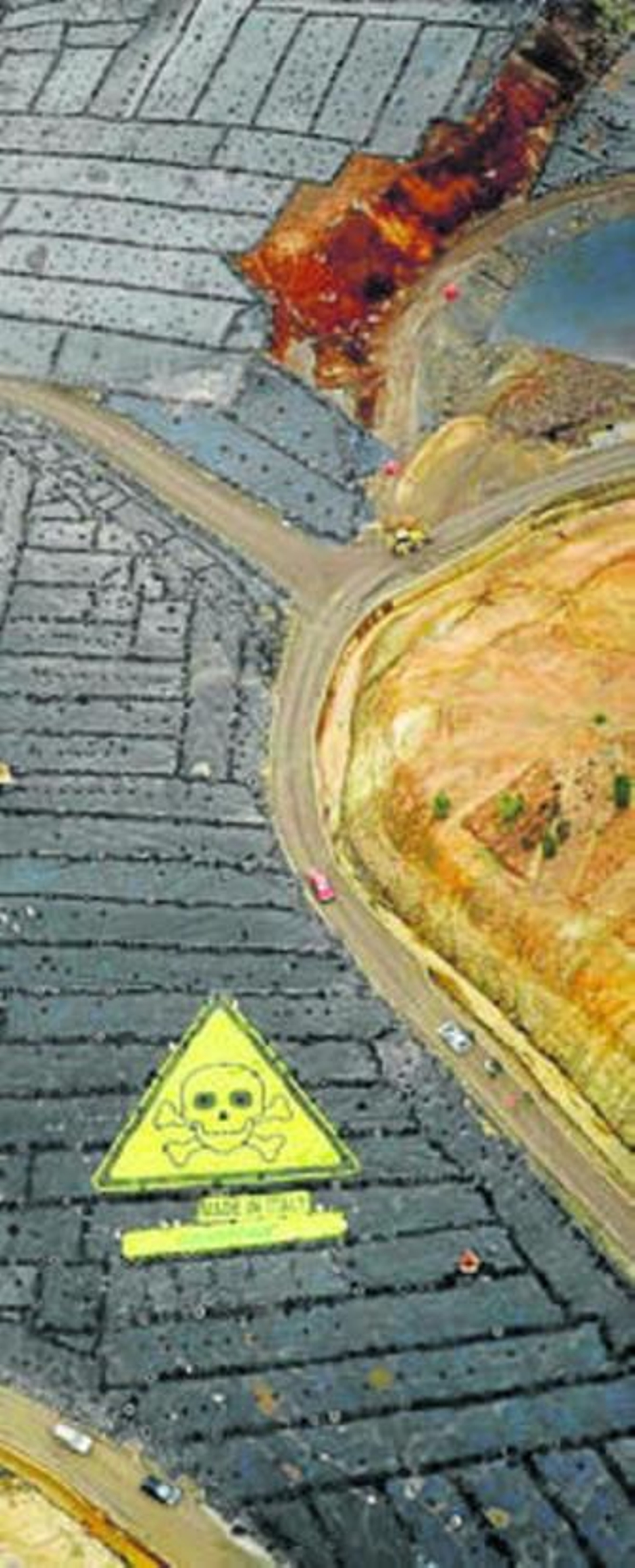 Una pancarta de Greenpeace marca donde están los residuos italianos.