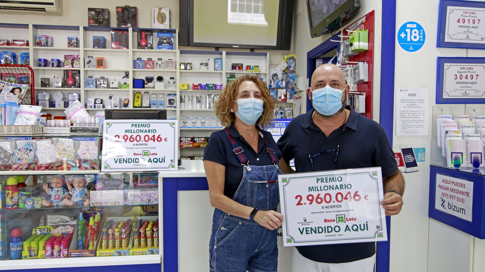 Francisco del Préstamo y su hermana con el cartel que les acredita como vendedores del boleto premiado.