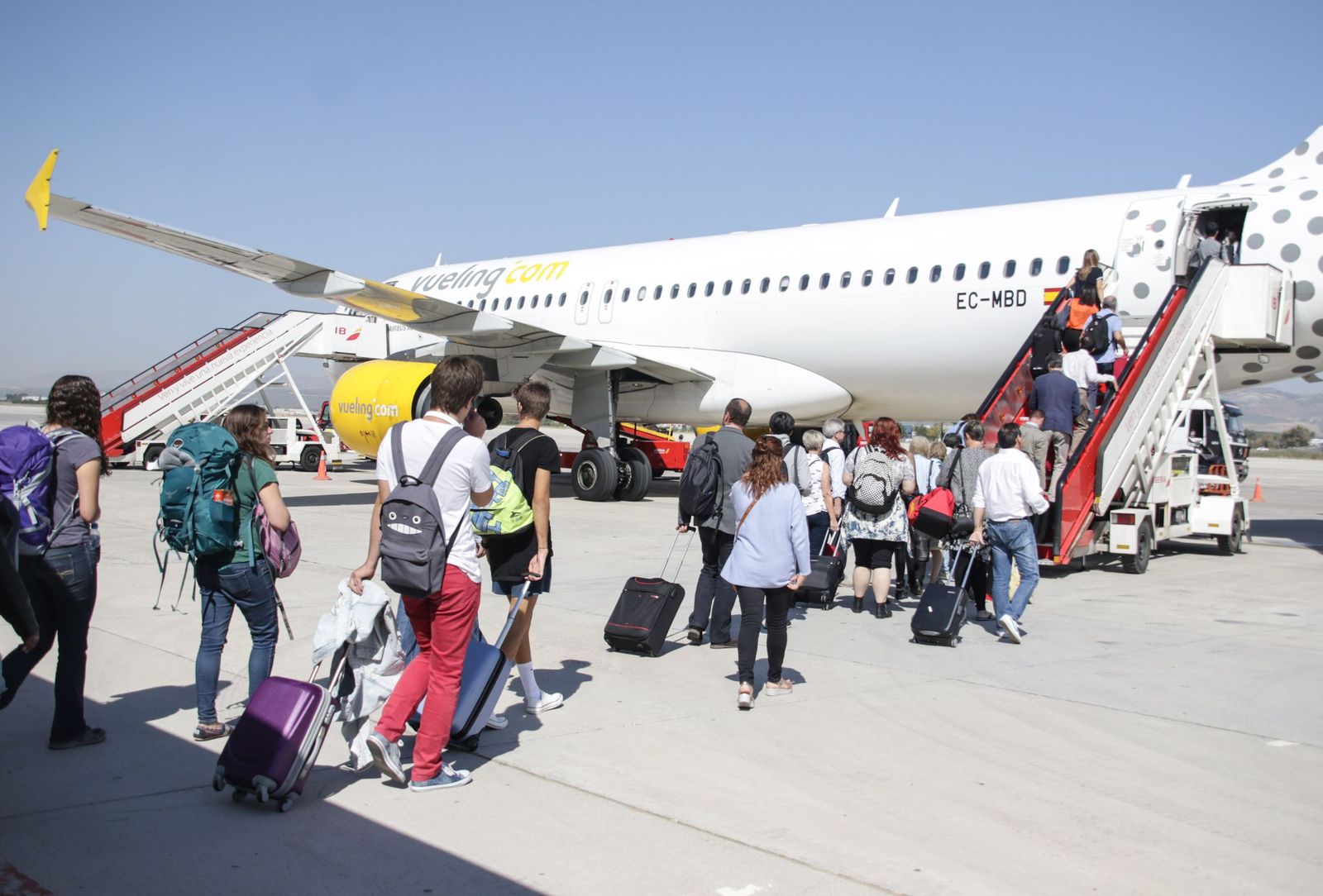 Imagen de archivo de un avión de Vueling en la pista del Aeropuerto de Granada