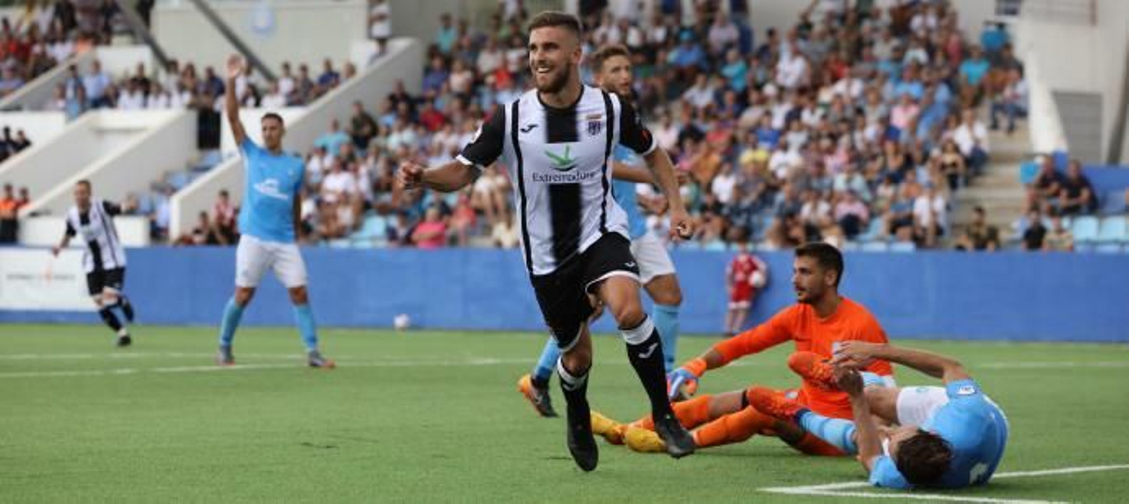 Francis Ferrón festeja un gol con el Badajoz en su visita a Ibiza