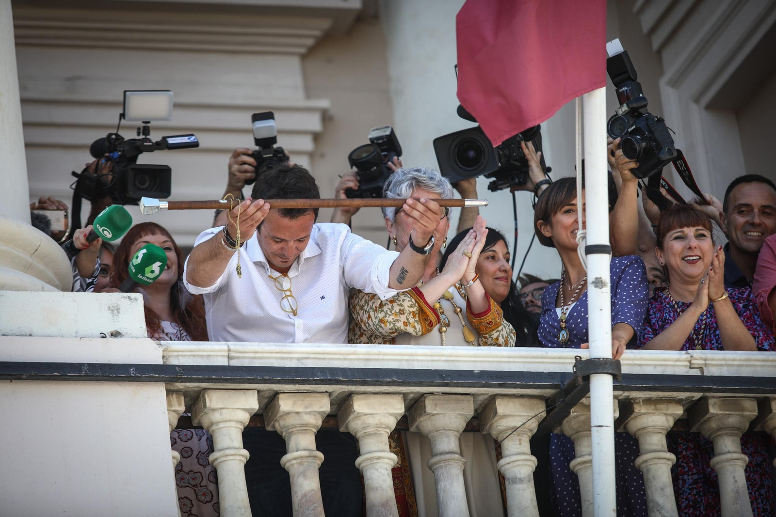 José María González 'Kichi' enseña el bastón de mando tras su toma de posesión en 2019.