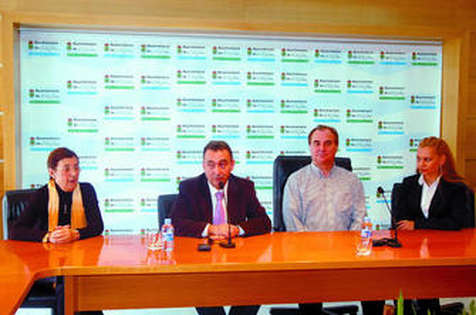 El concejal Gerardo Palmero presentando el concierto.