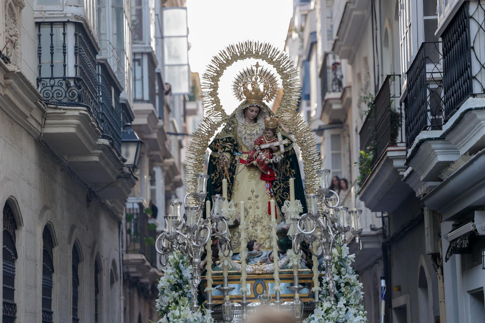 La Virgen de los Desamparados procesiona por Cádiz La Virgen de los Desamparados procesiona por Cádiz