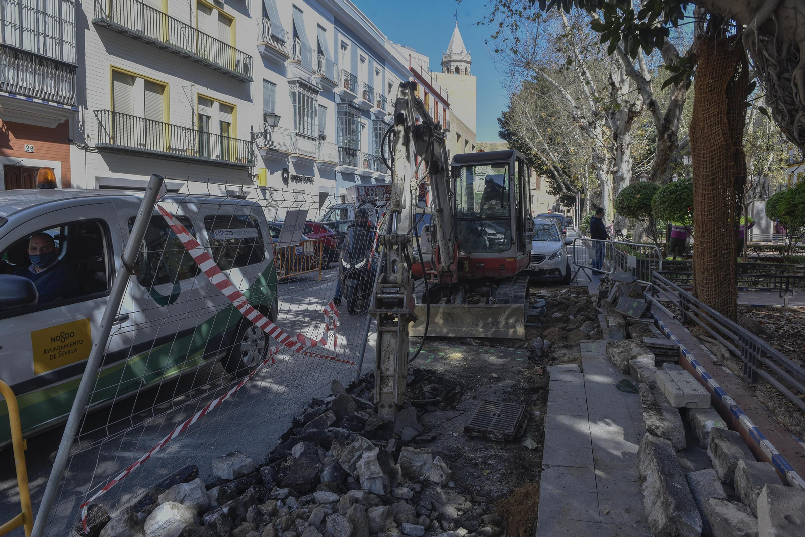 Obras en el acerado de la Plaza del Cristo de Burgos, un espacio que está rodeado de aparcamientos, desluciendo bastante.