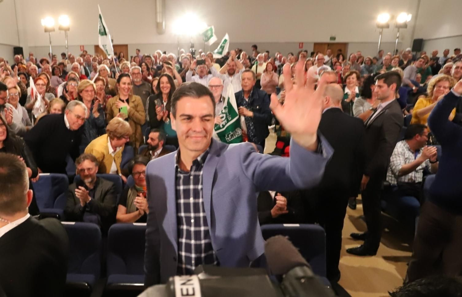 Pedro Sánchez agradece los aplausos a los onubenses.