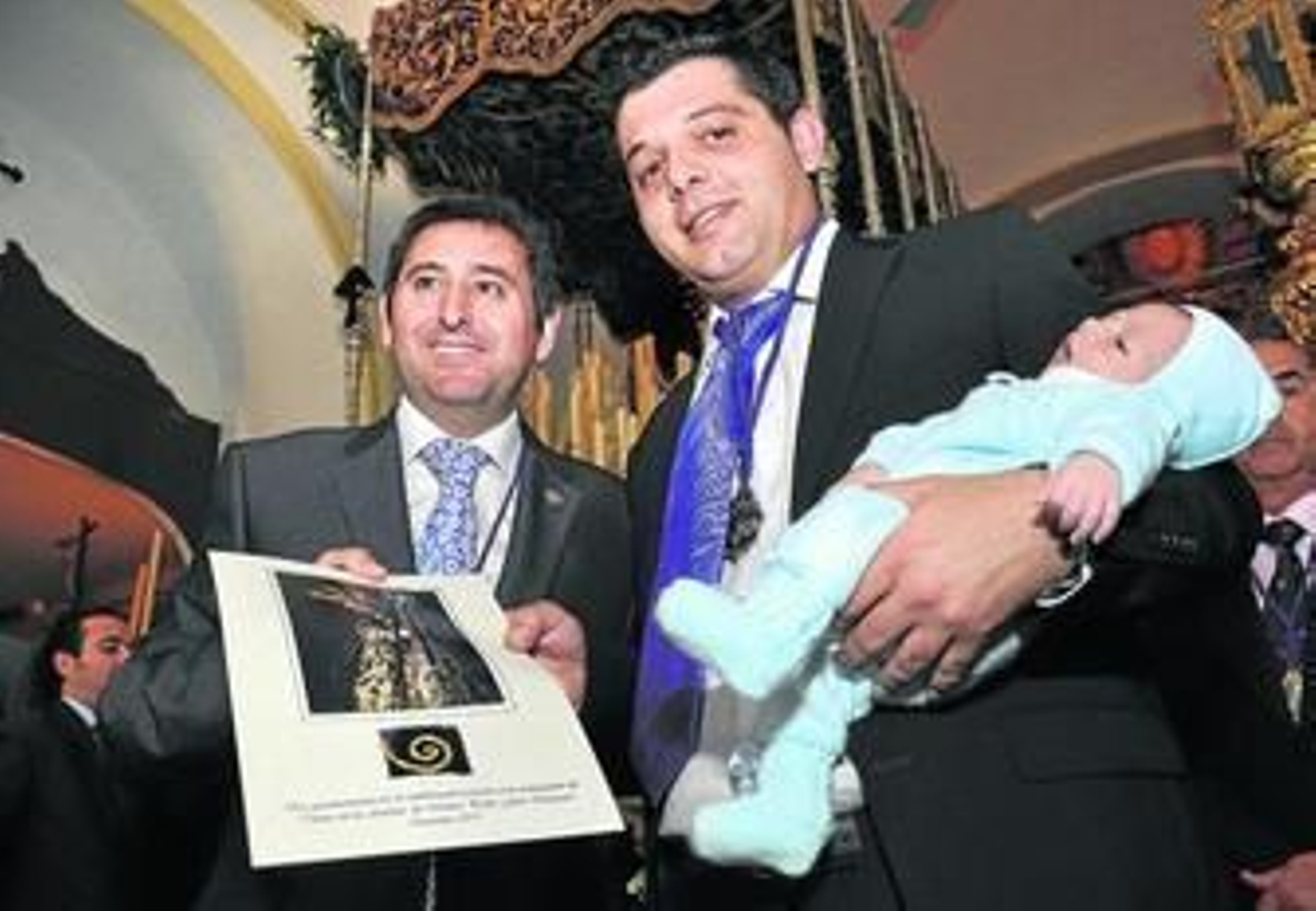 Hermanos de todas las edades, ayer con sus medallas, diplomas y patentes en San Juan de Letrán.