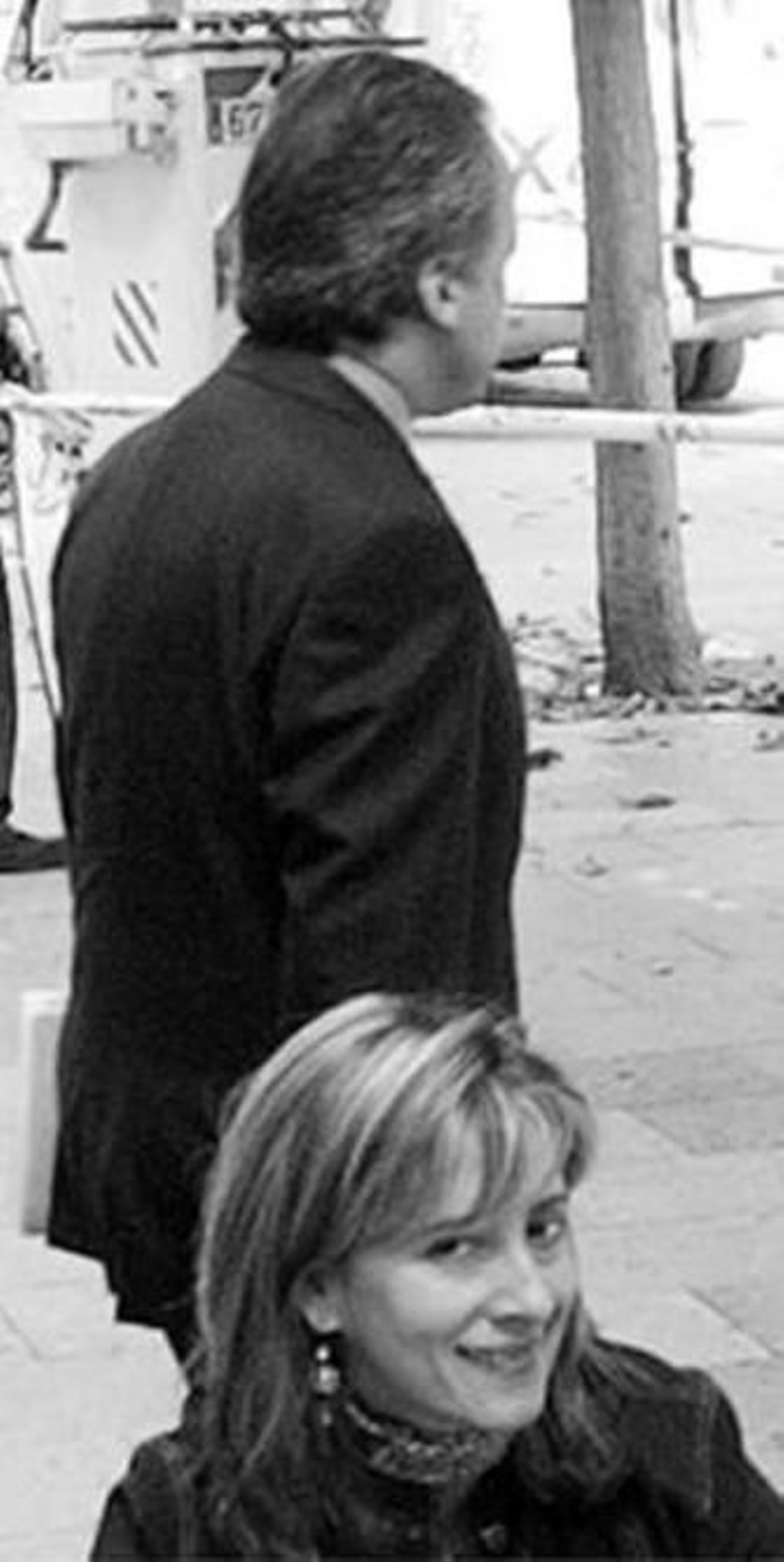 Sánchez sonríe a la cámara mientras Pacheco se cruza a su espalda.