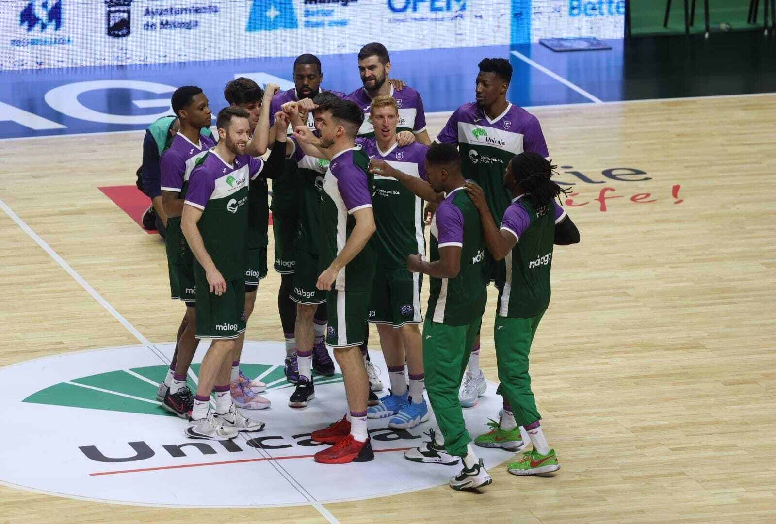 Piña de los jugadores de Unicaja antes del partido. Piña de los jugadores de Unicaja antes del partido.