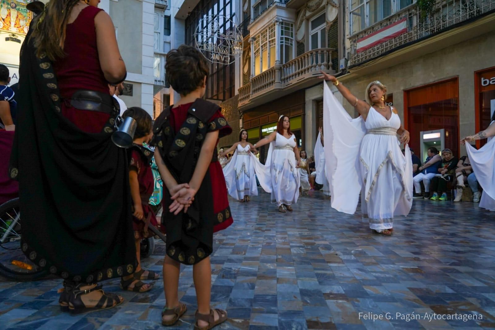 Así fue el paseo de la recreación de Cástulo de Linares por el desfile de Cartagena, en imágenes