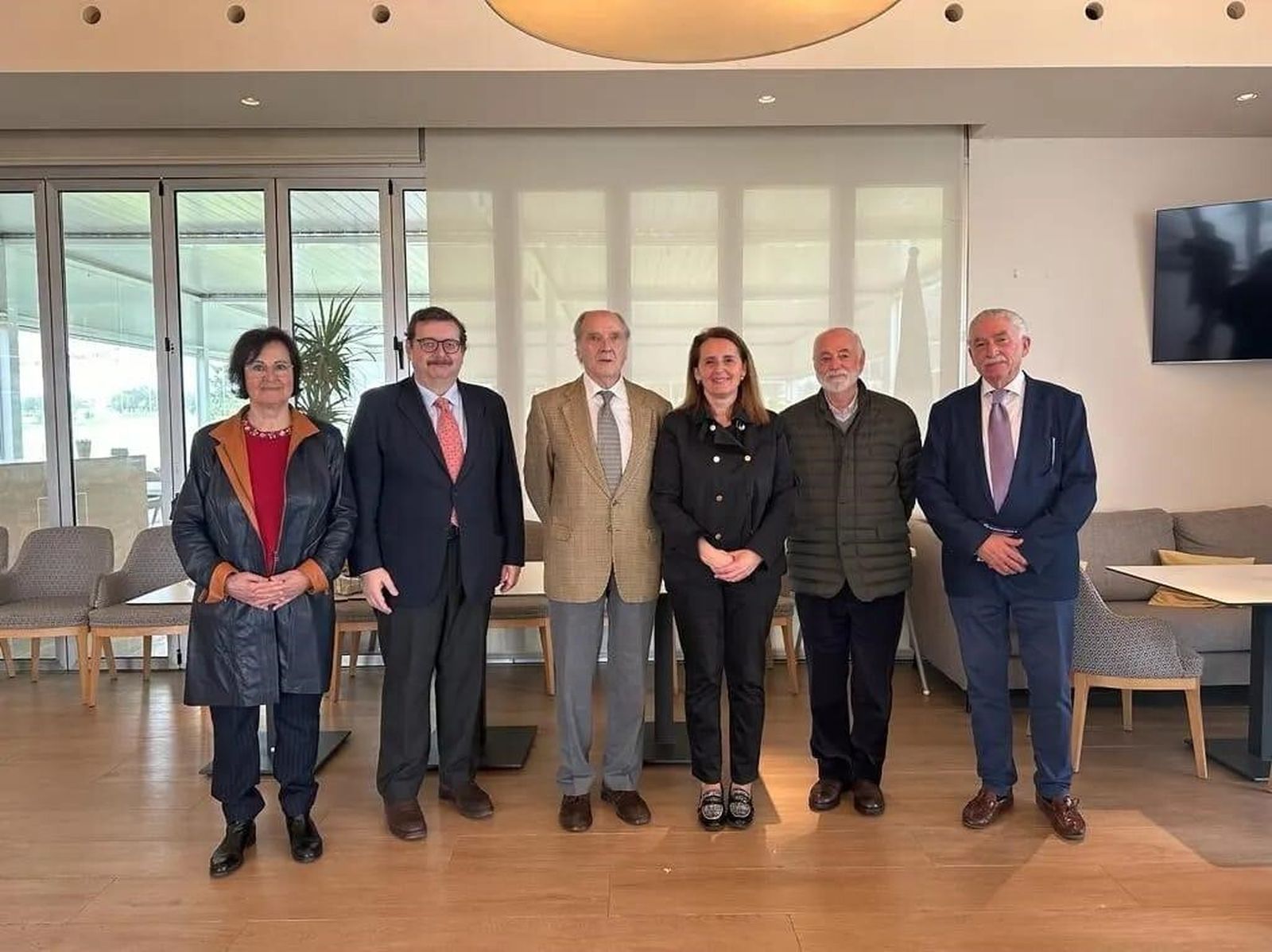 Marisa Viaña, José Antonio Aldayturriaga, Guillermo Cervera, la alcaldesa de Puerto Real Aurora Salvador, José María Lavilla y Antonio Gómez de Barrera, durante la celebración del Ciclo ‘La visión de los alcaldes de la Bahía sobre el Área Metropolitana’.