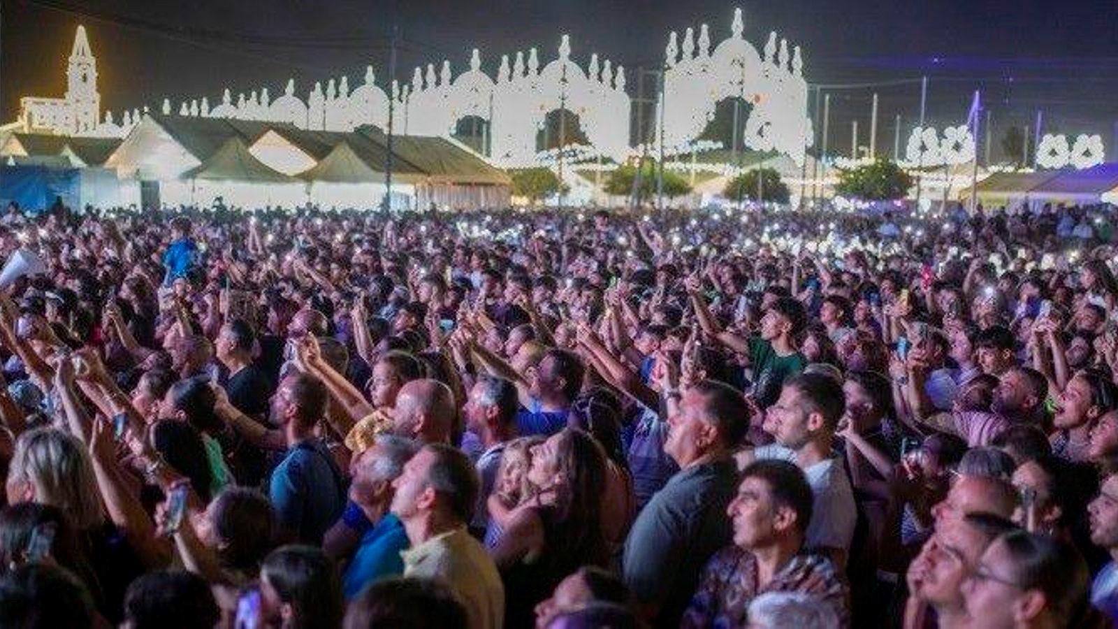 Público en un concierto de las Fiestas Colombinas de Huelva. Público en un concierto de las Fiestas Colombinas de Huelva.