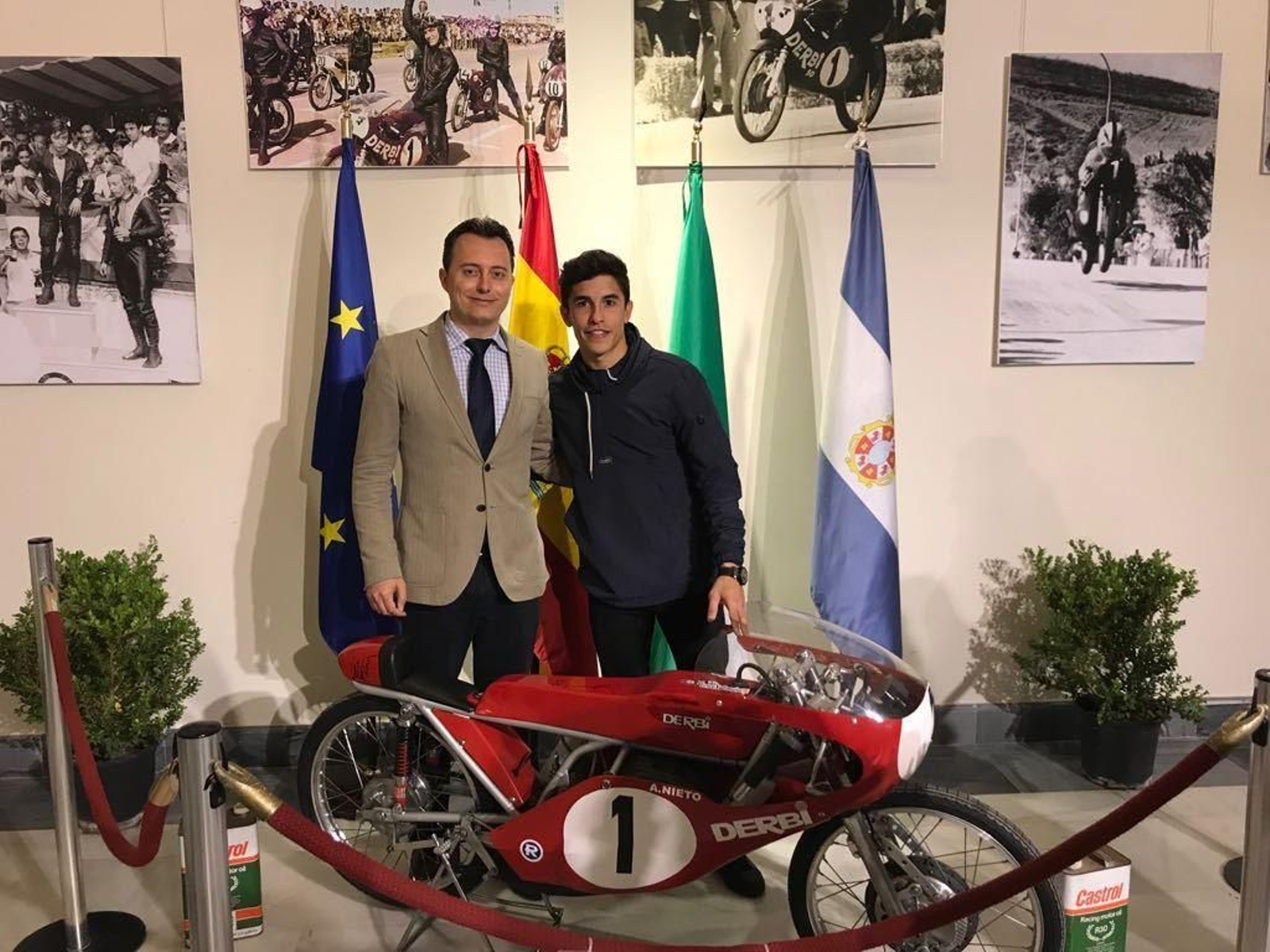 Marc Márquez visita la exposición de motos clásicas