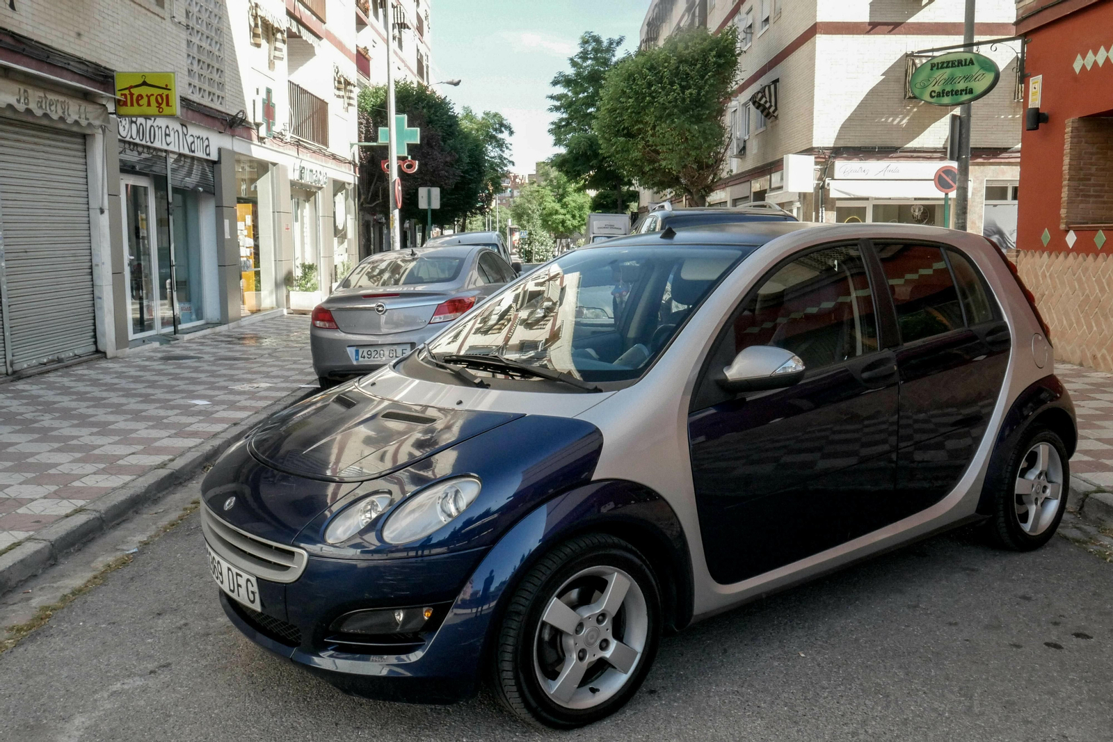 El problema de aparcamiento generalizado, en una imagen en Mirasierra