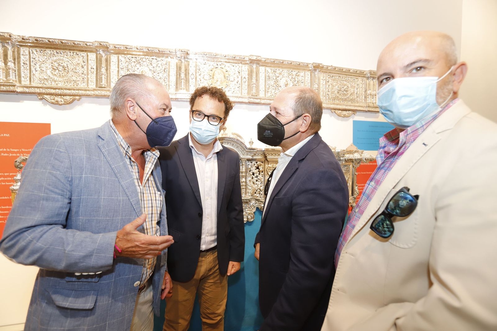 Imágenes de la inauguración de la exposición Regina Roris en la sala de la Fundación Cajasol 'El Comercial'