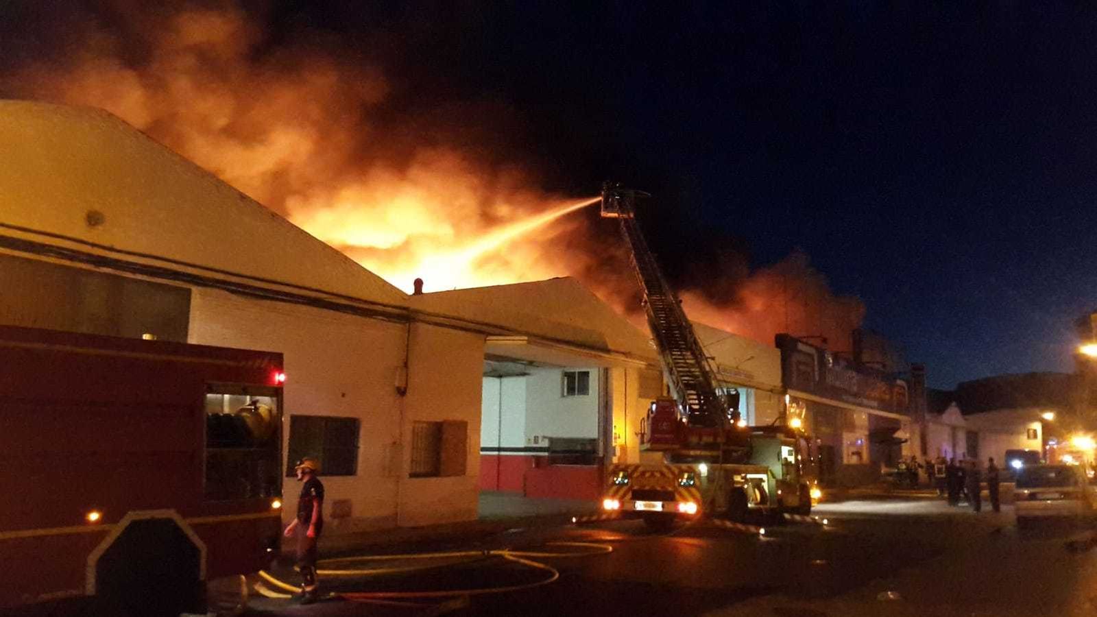 Incendio en una tienda de muebles en el polígono El Viso de Málaga